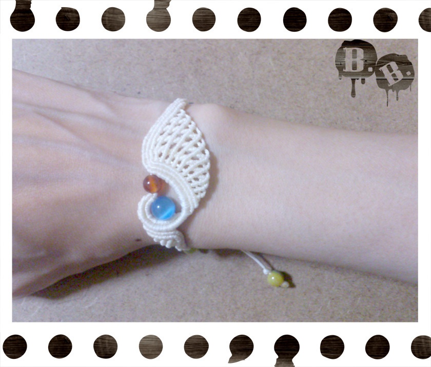 渦翼のブレスレット【キャッツアイ】【ナチュラルホワイトコード】【ハンドメイドアクセサリー】