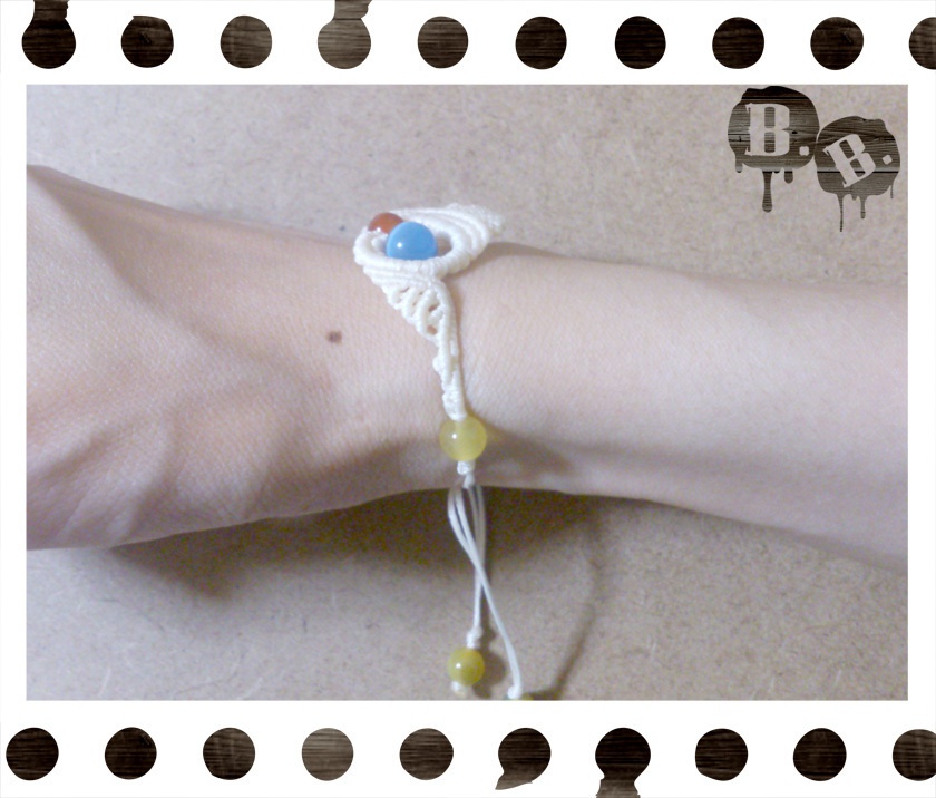 渦翼のブレスレット【キャッツアイ】【ナチュラルホワイトコード】【ハンドメイドアクセサリー】