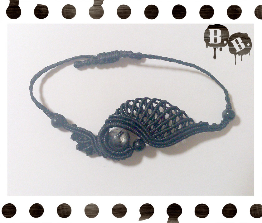 渦翼のブレスレット【ブラックラブラドライト】【ブラックコード】【ハンドメイドアクセサリー】