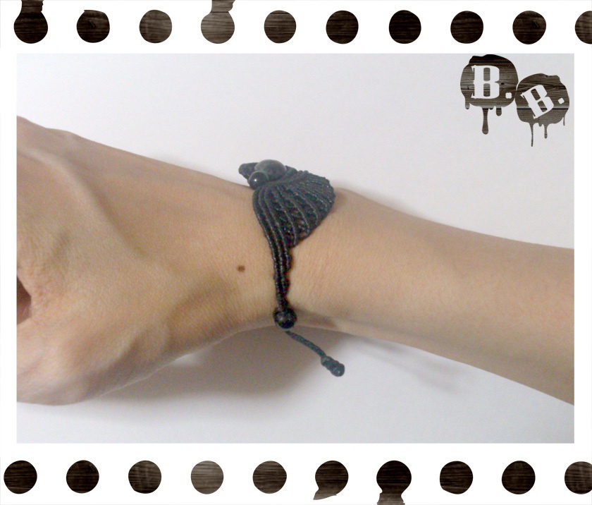 渦翼のブレスレット【ブラックラブラドライト】【ブラックコード】【ハンドメイドアクセサリー】