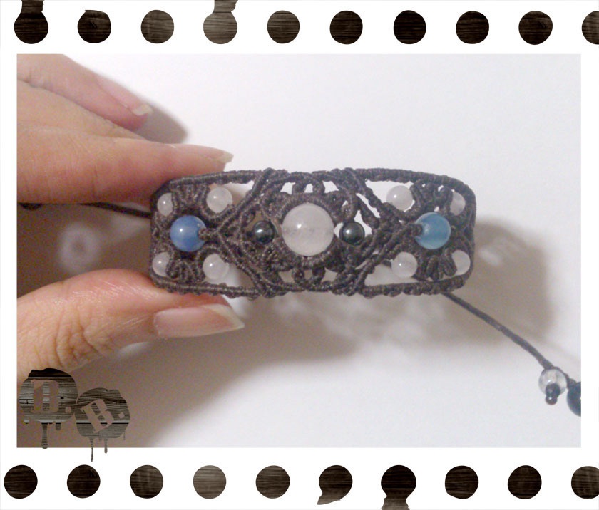 【試作1】花と四葉のブレスレット【白翡翠】【ブラウンコード】【ハンドメイドアクセサリー】