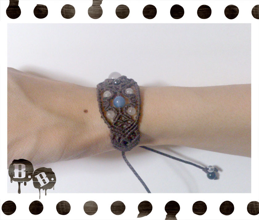 【試作1】花と四葉のブレスレット【白翡翠】【ブラウンコード】【ハンドメイドアクセサリー】