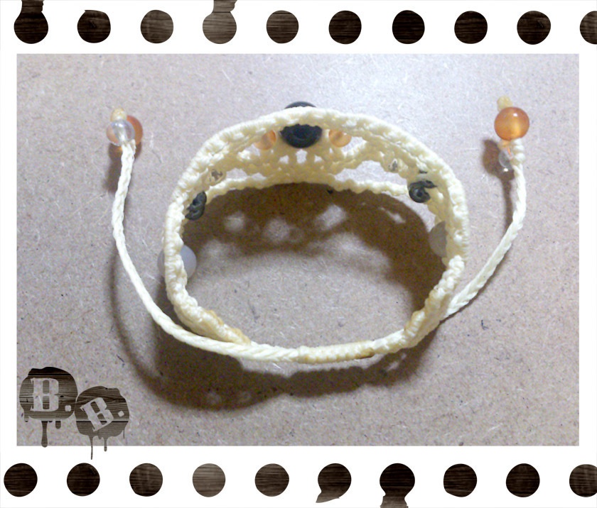 【クローバー・サンドビーチ】ブレスレット・ピアスセット【オニキス】【クリームイエローコード】【ハンドメイドアクセサリー】