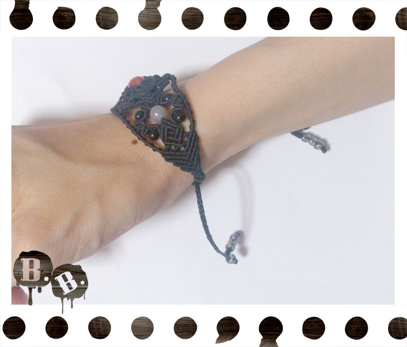 バラとフォーリーフクロスのブレスレット【サードニクス】【ブラックコード】【ハンドメイドアクセサリー】