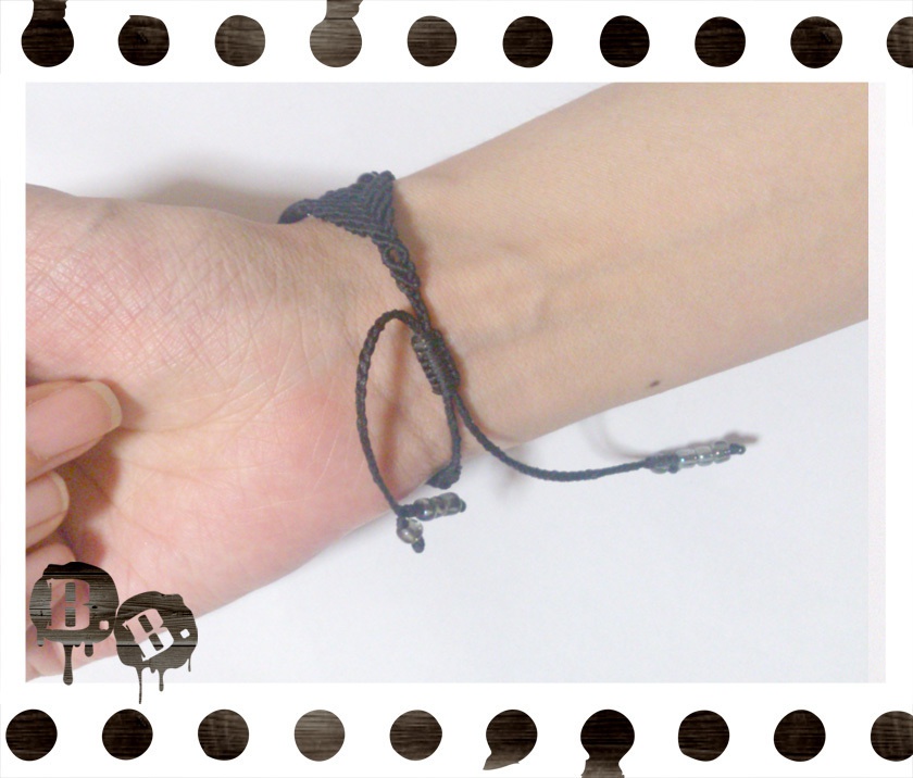 バラとフォーリーフクロスのブレスレット【サードニクス】【ブラックコード】【ハンドメイドアクセサリー】