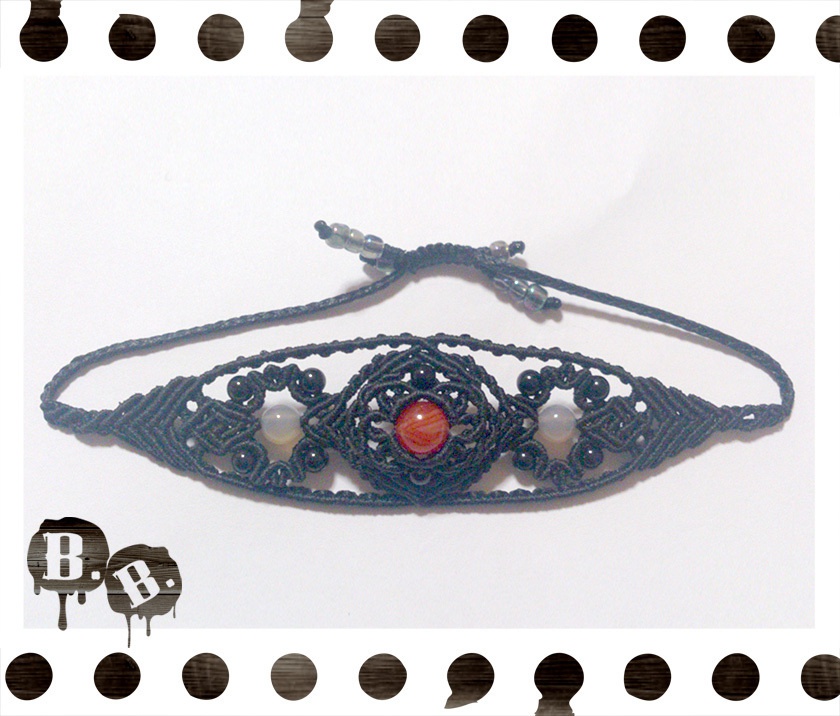 バラとフォーリーフクロスのブレスレット【サードニクス】【ブラックコード】【ハンドメイドアクセサリー】