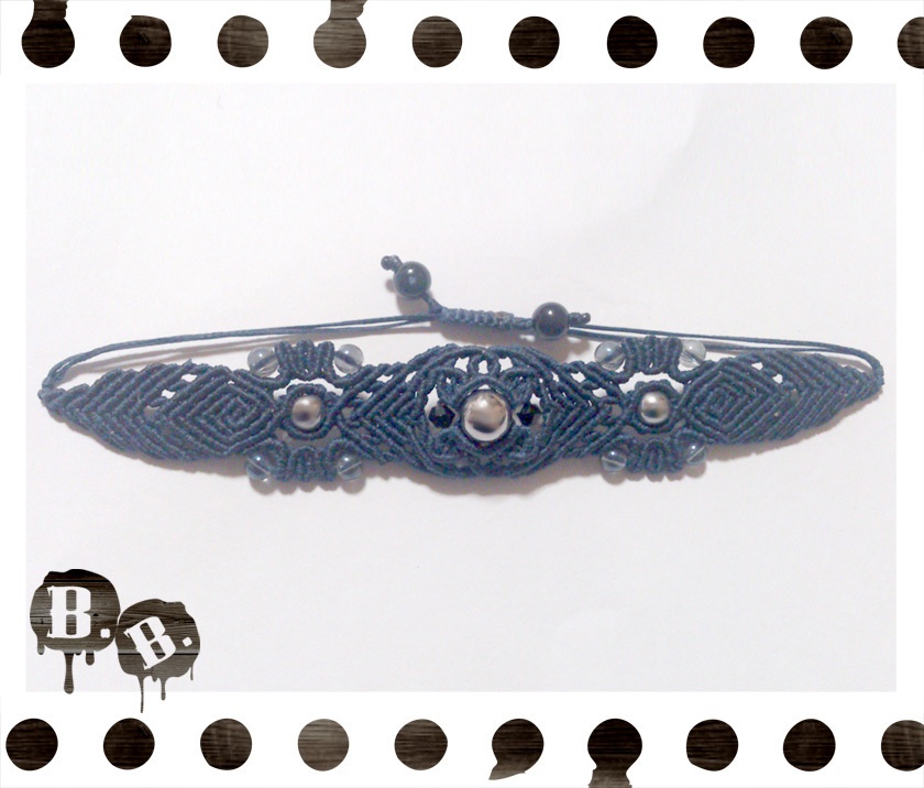 花とフォーリーフクロスのブレスレット【ヘマタイトシルバー】【ダークネイビーコード】【ハンドメイドアクセサリー】