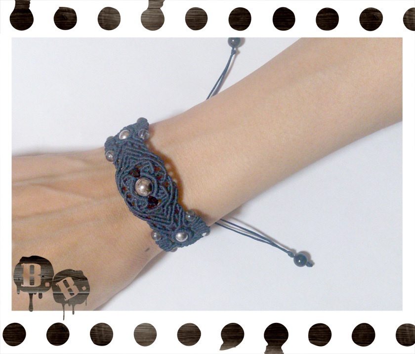 花とフォーリーフクロスのブレスレット【ヘマタイトシルバー】【ダークネイビーコード】【ハンドメイドアクセサリー】