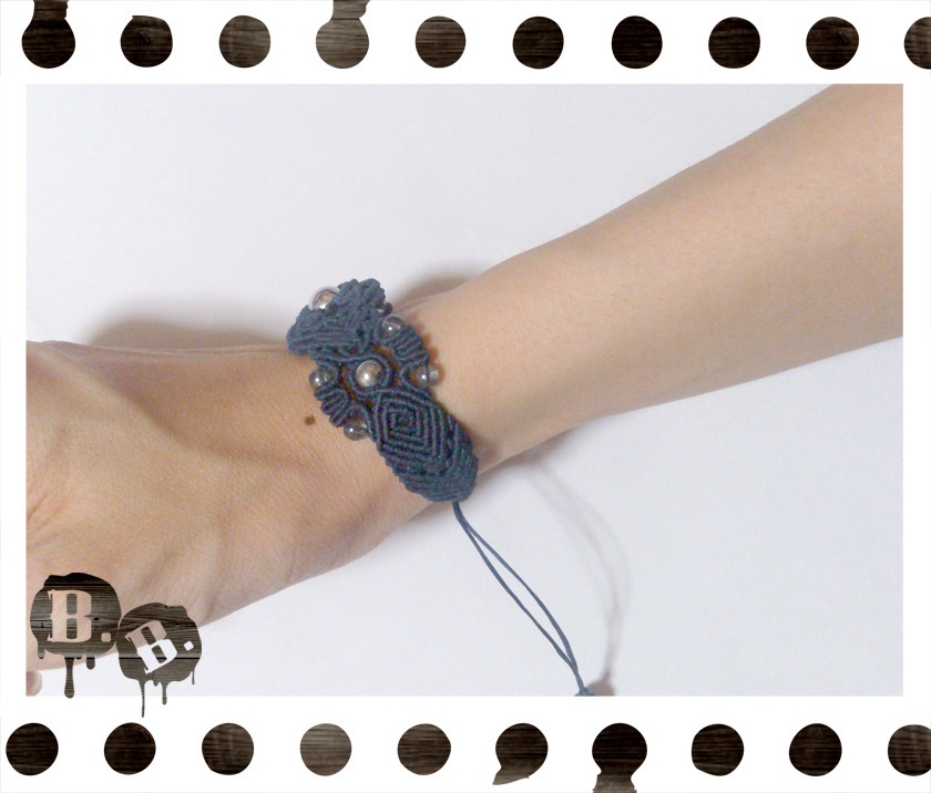 花とフォーリーフクロスのブレスレット【ヘマタイトシルバー】【ダークネイビーコード】【ハンドメイドアクセサリー】