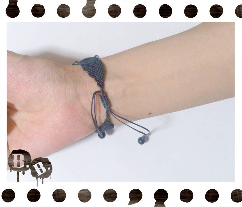 花とフォーリーフクロスのブレスレット【ヘマタイトシルバー】【ダークネイビーコード】【ハンドメイドアクセサリー】