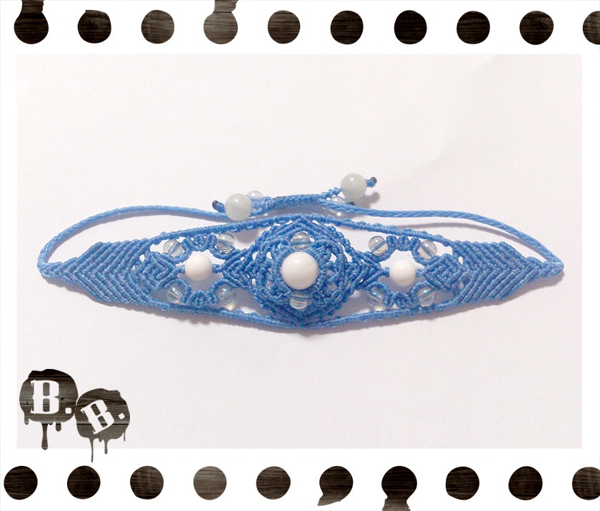 バラとフォーリーフクロスのブレスレット【ホワイトオニキス】【スカイブルーコード】【ハンドメイドアクセサリー】