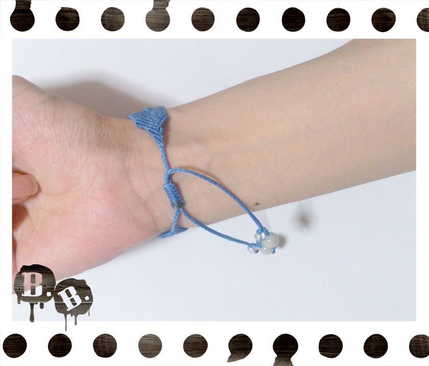 バラとフォーリーフクロスのブレスレット【ホワイトオニキス】【スカイブルーコード】【ハンドメイドアクセサリー】