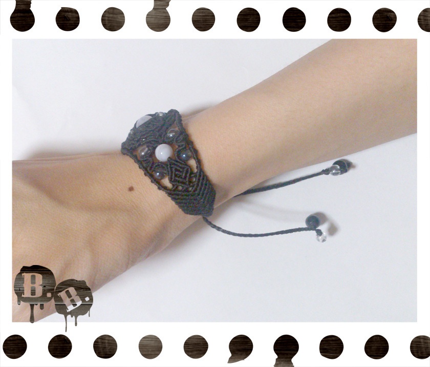 バラとフォーリーフクロスのブレスレット【ブルーレースアゲート】【ブラックコード】【ハンドメイドアクセサリー】