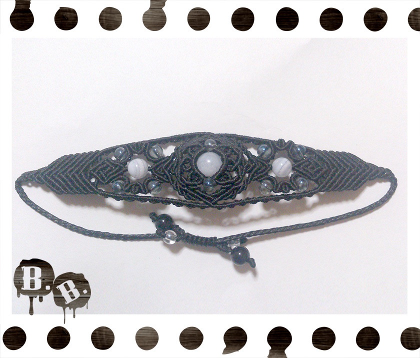 バラとフォーリーフクロスのブレスレット【ブルーレースアゲート】【ブラックコード】【ハンドメイドアクセサリー】