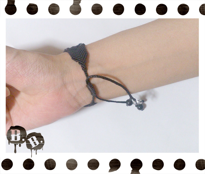 バラとフォーリーフクロスのブレスレット【ブルーレースアゲート】【ブラックコード】【ハンドメイドアクセサリー】