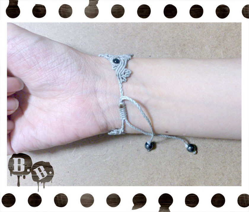 花と実りのブレスレット【オニキス】【シルバーグレーコード】【ハンドメイドアクセサリー】