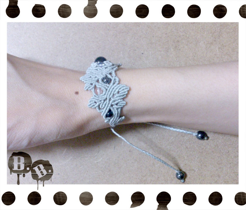 花と実りのブレスレット【オニキス】【シルバーグレーコード】【ハンドメイドアクセサリー】