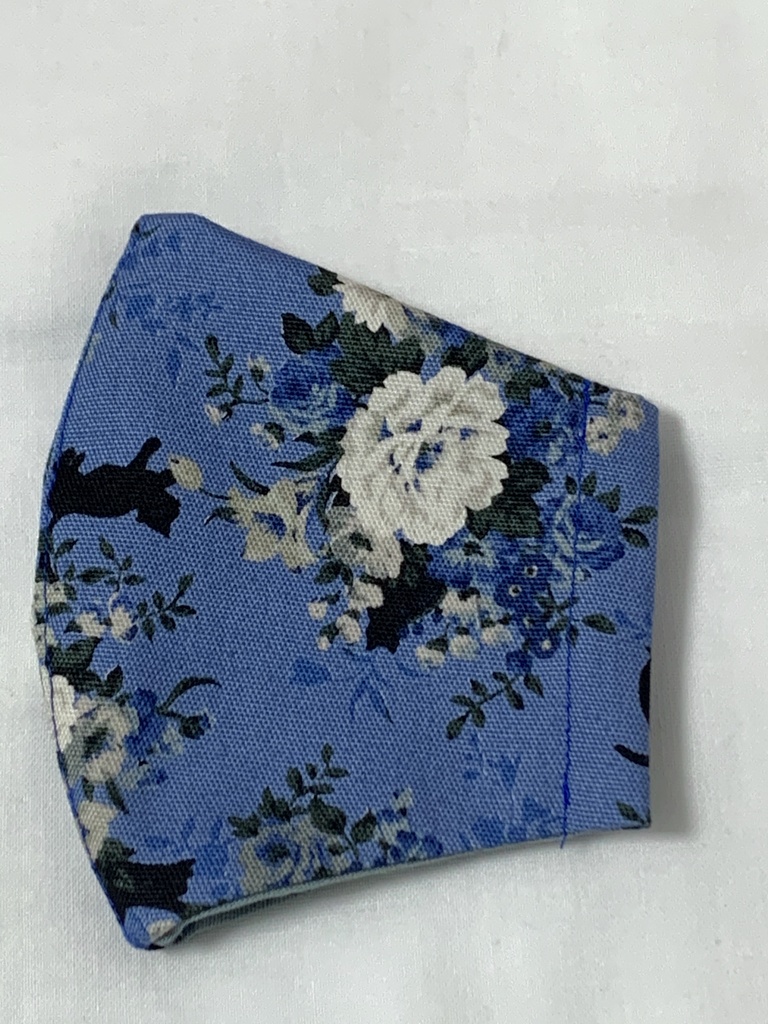 青地に白い花と黒猫の大人サイズ立体マスク