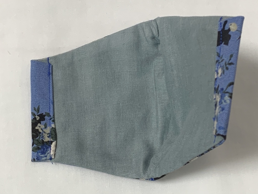 青地に白い花と黒猫の大人サイズ立体マスク