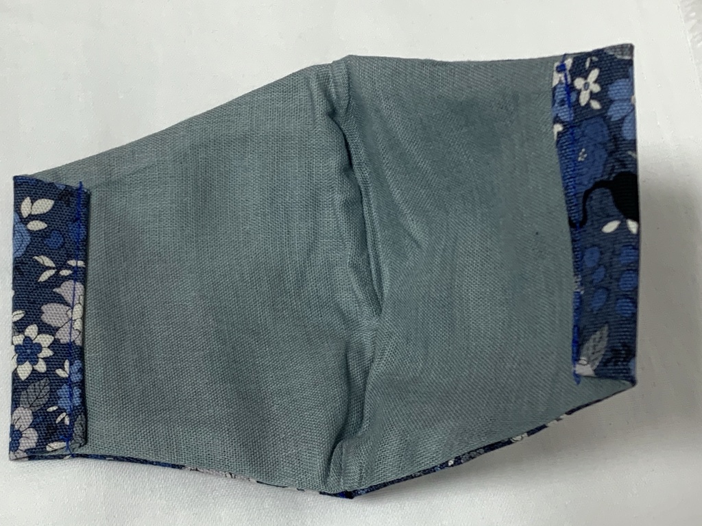 紺地にお花と黒猫の大人サイズ立体マスク