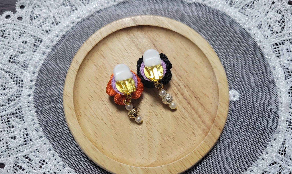 【ハロウィン色】つまみ細工の耳飾り