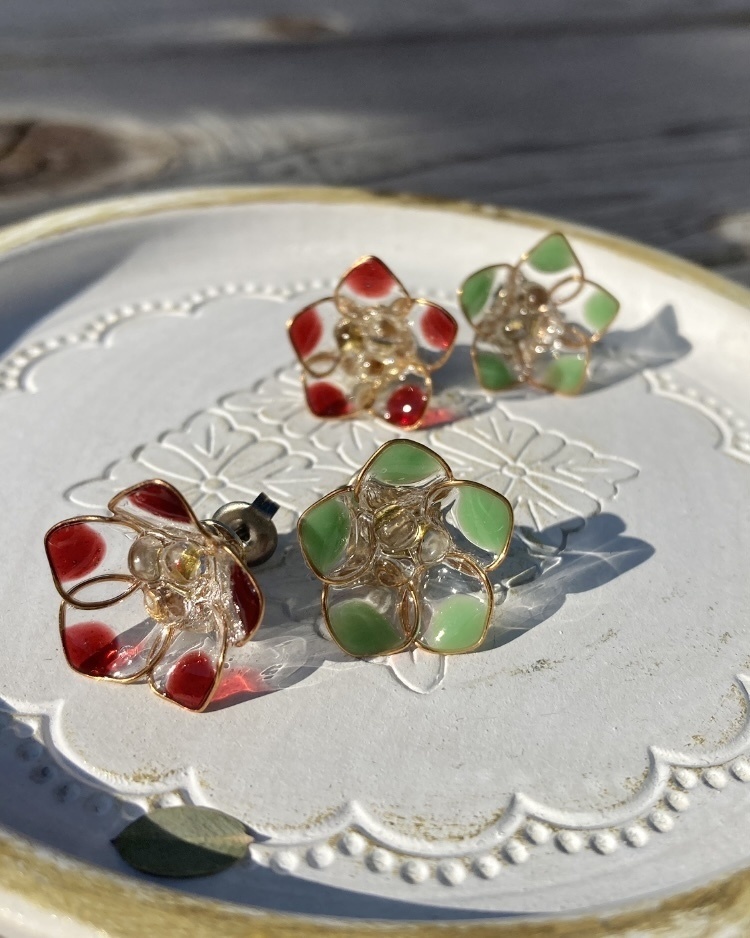赤と緑のお花のピアス（遊修概念ピアス）
