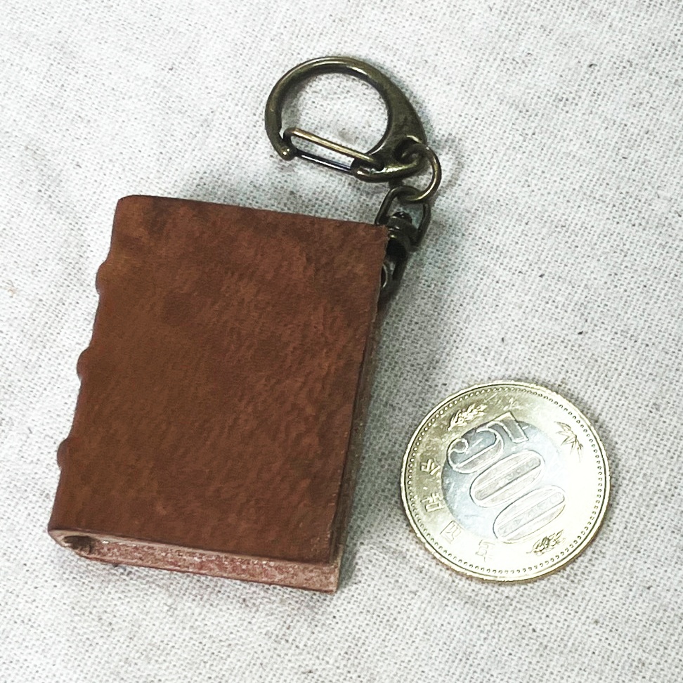 ミニ革本風キーホルダー