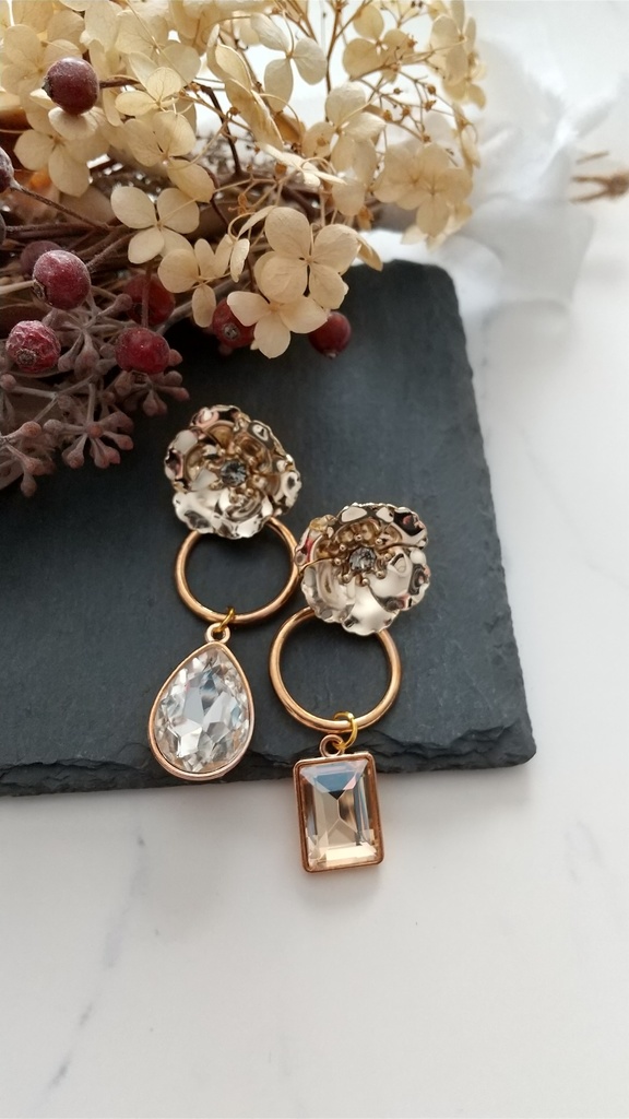 ゴールドフラワーとビジューのピアス