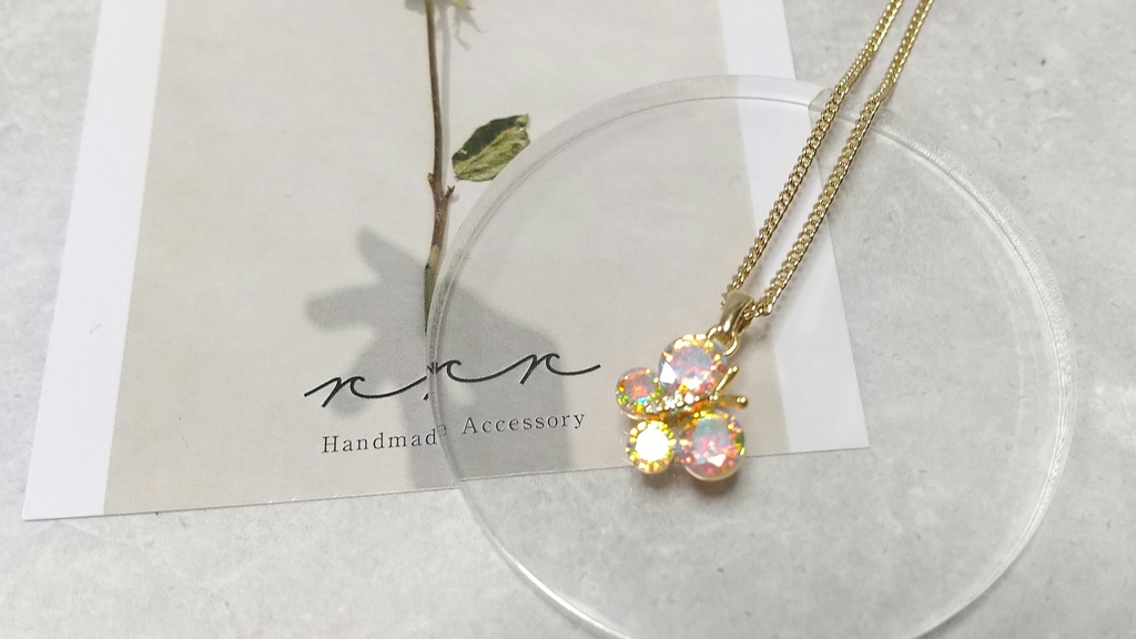 オーロラビジュー バタフライチャームのネックレス