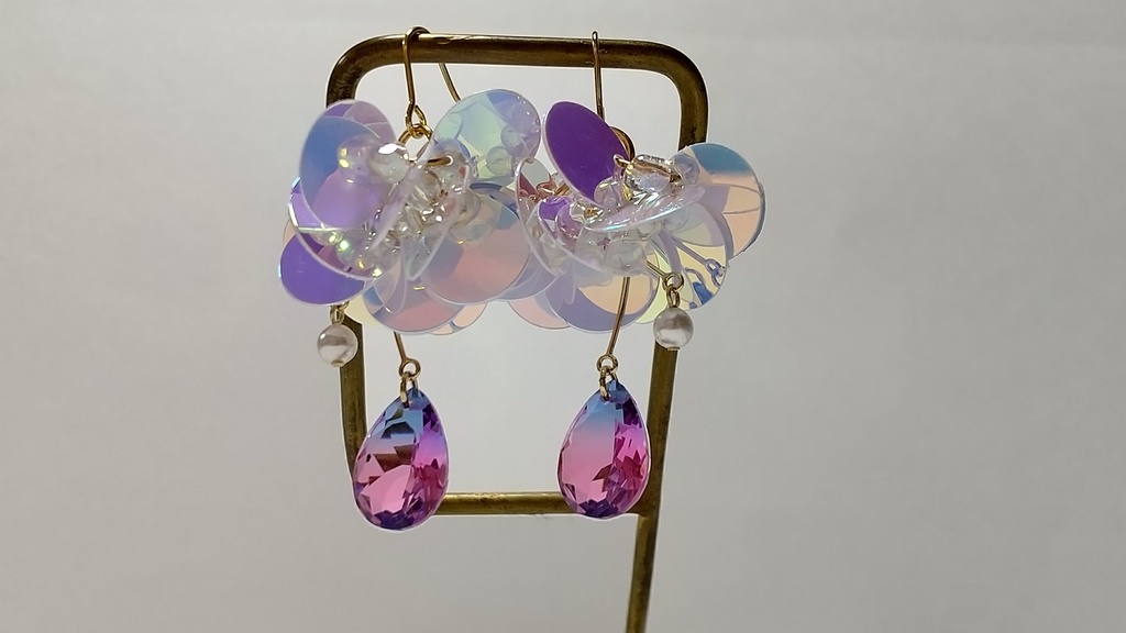 スパンコールタッセルとバイカラーグラスのピアス