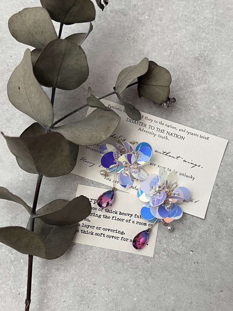 スパンコールタッセルとバイカラーグラスのピアス