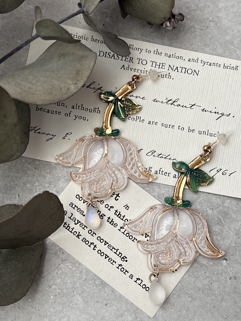 ホワイトローズドロップのピアス