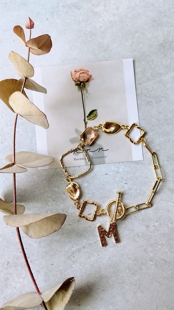 ランダムパーツとイニシャルのマンテルブレス