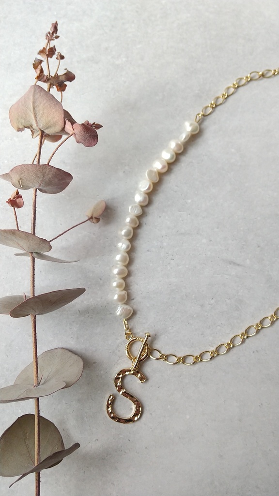 バロックパールのイニシャルマンテルネックレス
