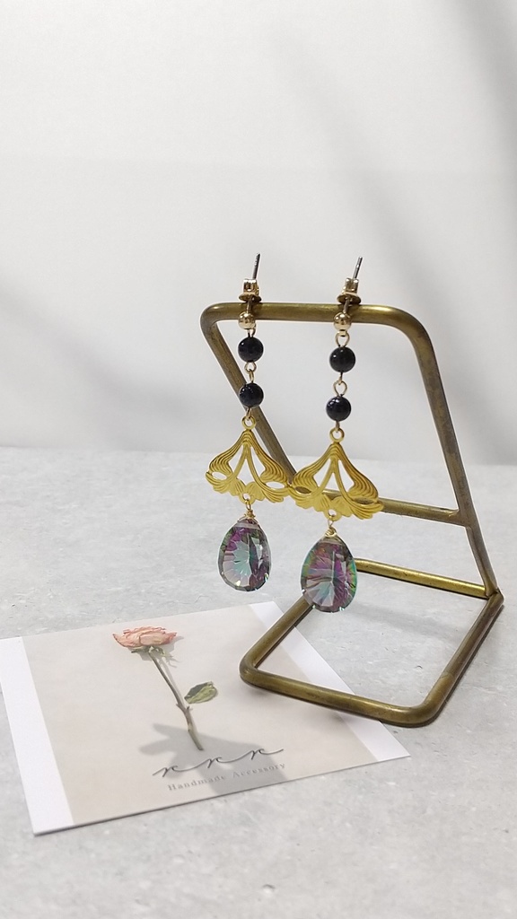 ミスティッククォーツと真鍮のピアス