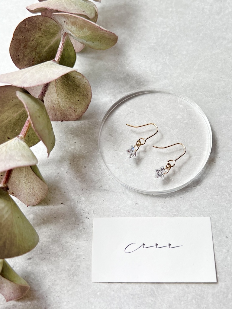 キュービックジルコニアの星プチピアス