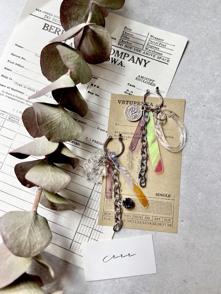 オーロラミックスチャームのフープピアス