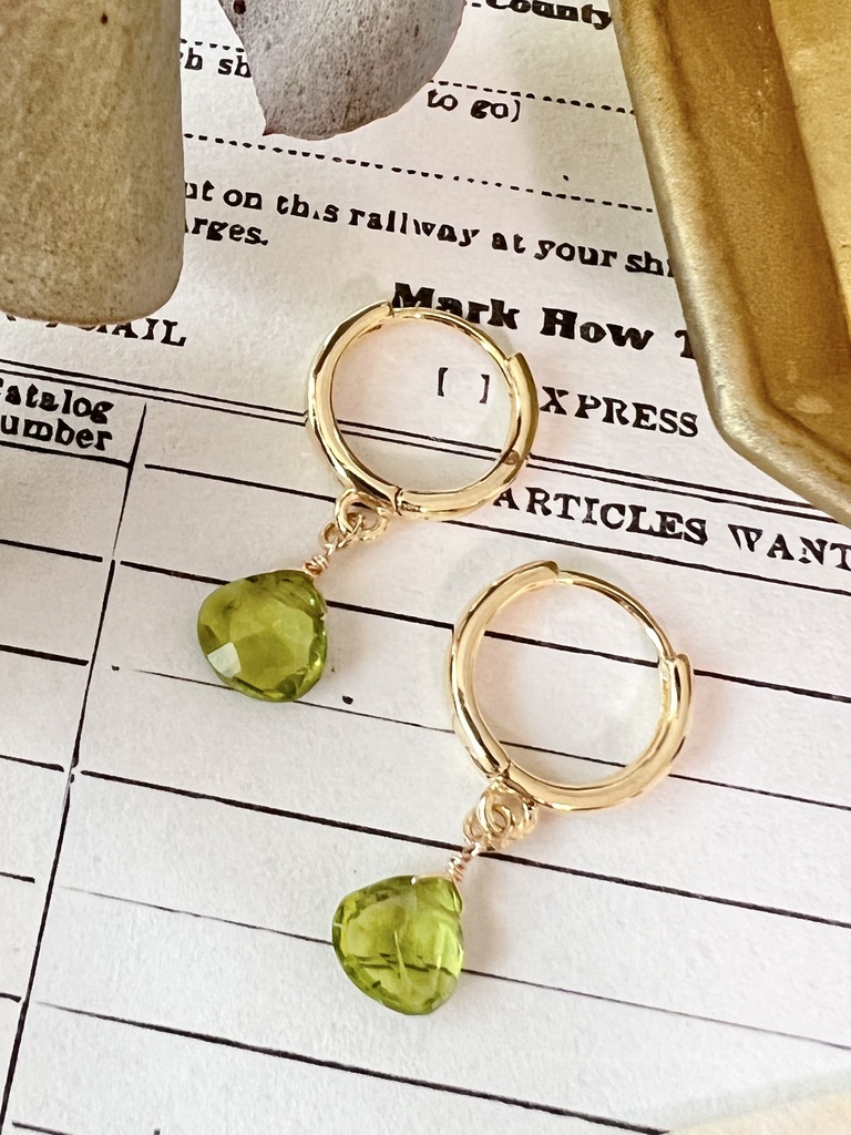 ペリドットのフープピアス