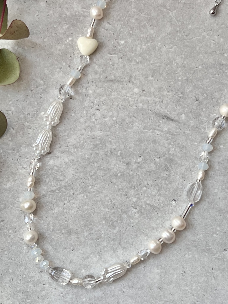 ホワイトミックスビーズのネックレス