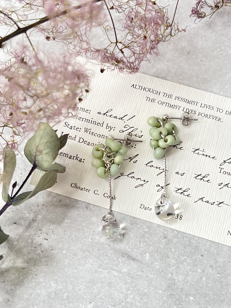 ファルファーレとドロップビーズのピアス