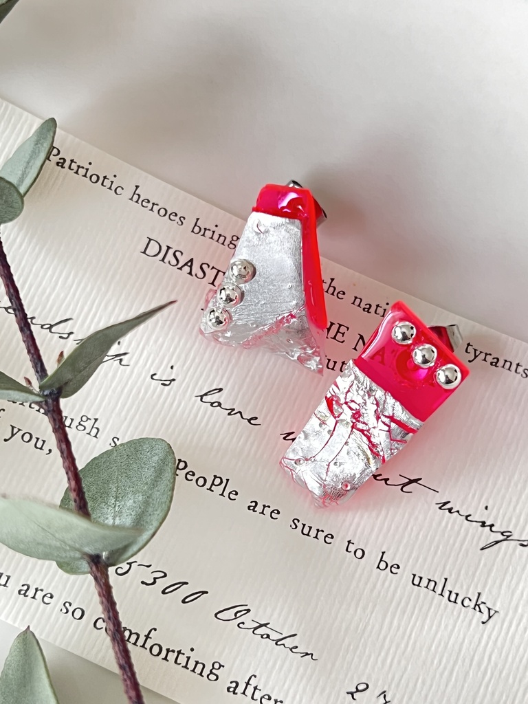 ネオンカラーのアクリルピアスB（ピンク）