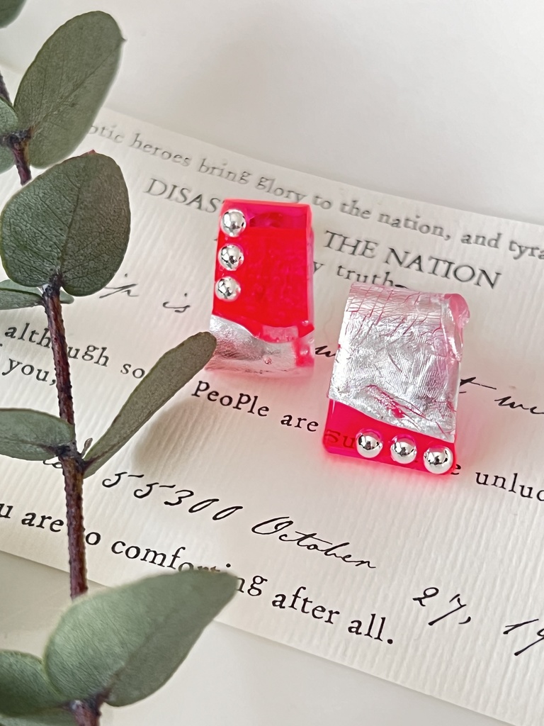 ネオンカラーのアクリルピアスA（ピンク）