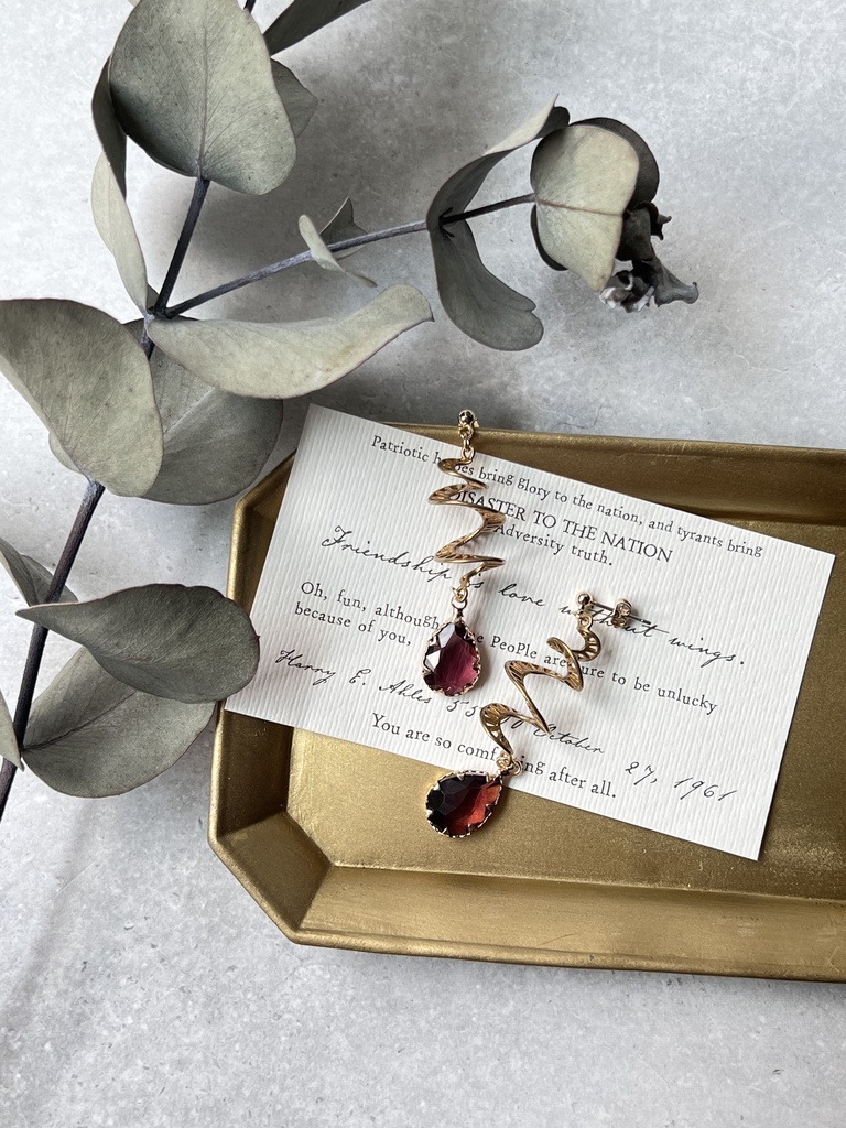 螺旋とビジューのピアス