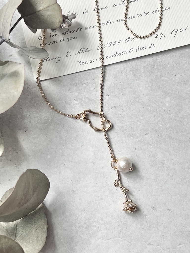 バラとパールのラリエットネックレス