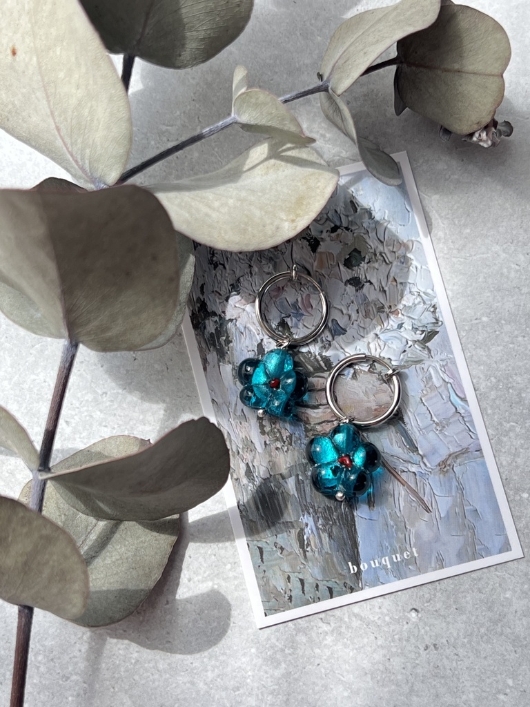 青い花のフープイヤリングSV