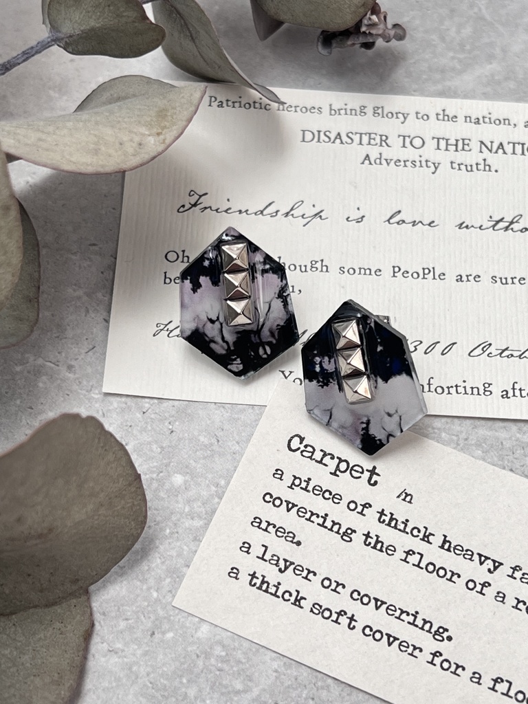 スタッズとヘキサゴンのピアス