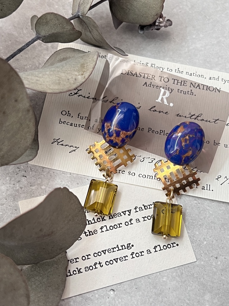 マーブルカボションと真鍮のピアス