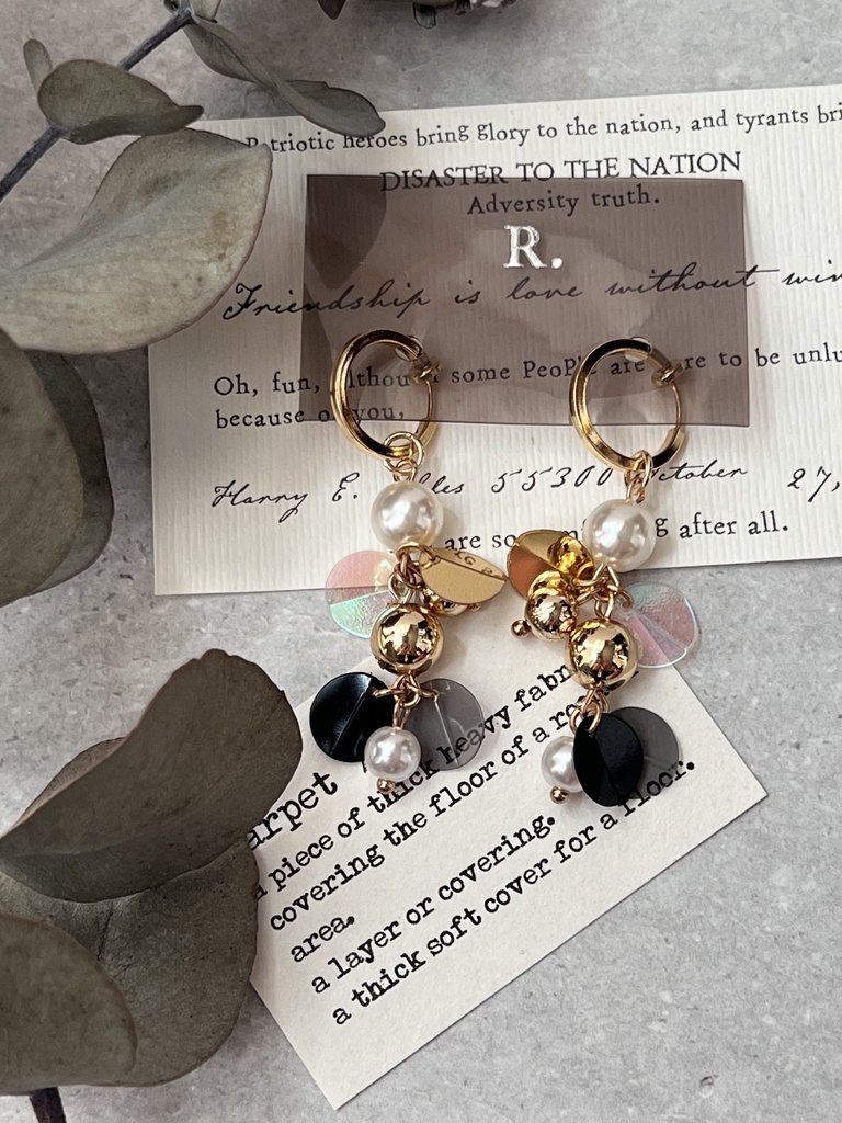 パールとスパンコールのイヤリング