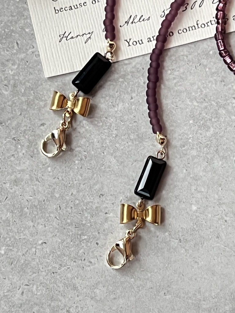 ダークチェリーカラービーズの眼鏡チェーン