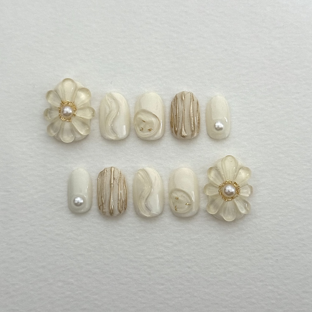 【デザインNo.1】ネイルチップ　ショートオーバル　ニュアンスネイル　ぷっくりフラワー　お花　アイボリー　ブライダル　ゴールド　ミラーネイル
